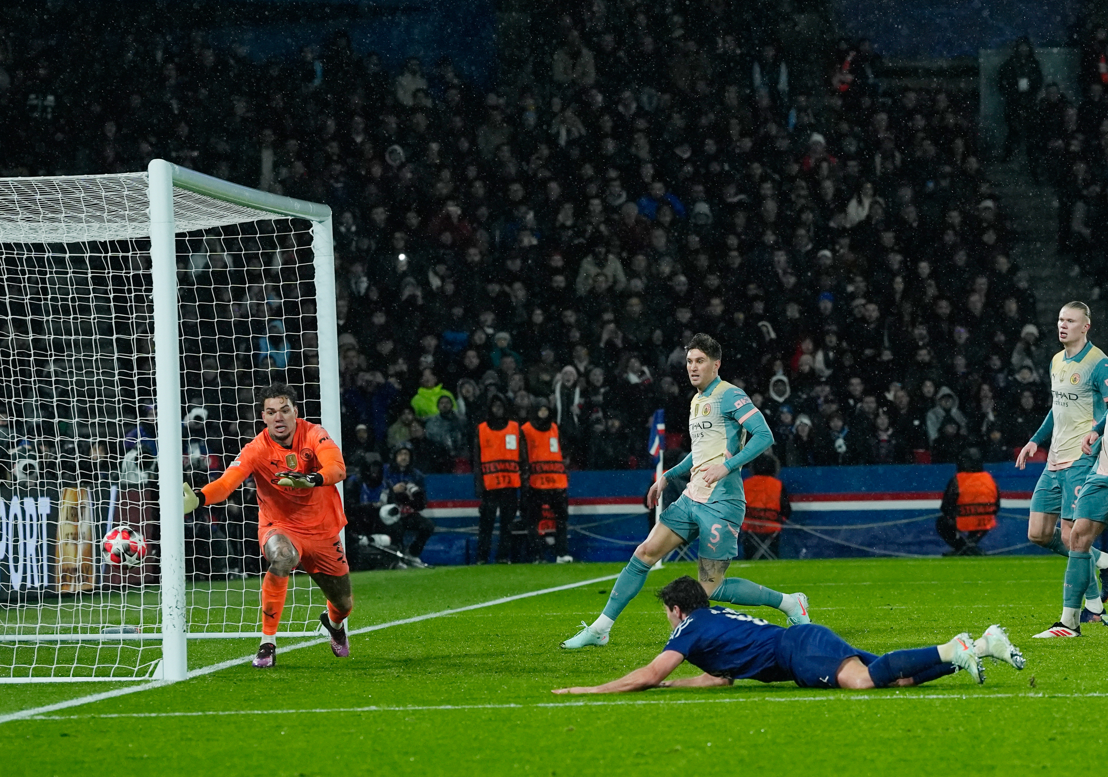 爱游戏AYX体育平台巴黎圣日耳曼主场大捷，球员赛后激动庆祝胜利，城市情况.